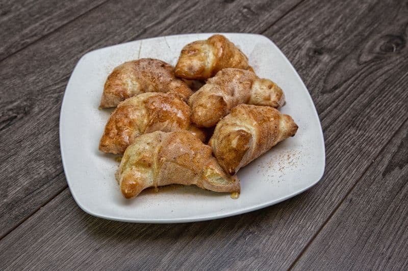 Honey-Glazed Cinnamon Knots (6 pcs)